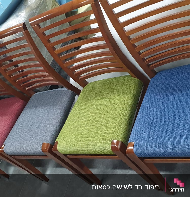 כיסאות עם ריפוד צבעוני במגוון גוונים